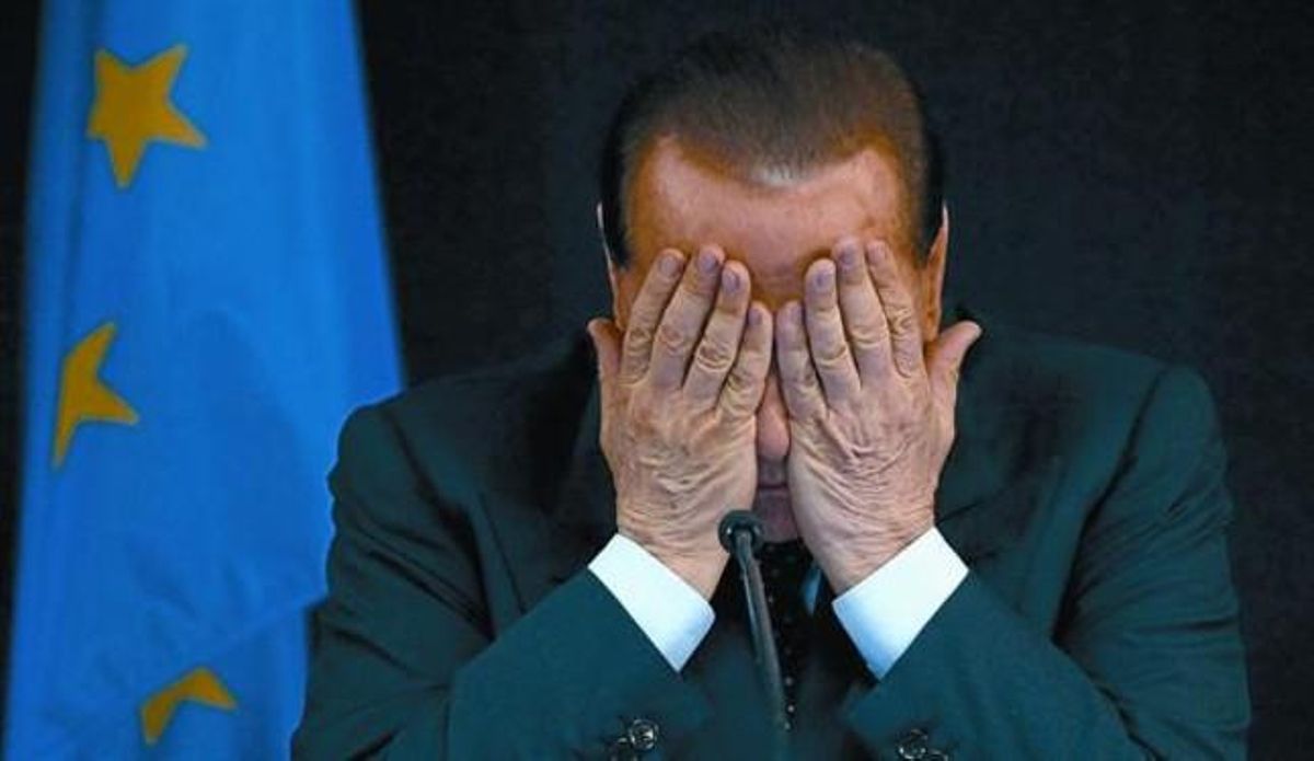 Berlusconi es tapa els ulls després d’una cimera europea del 2008. Berlusconi es tapa els ulls després d’una cimera europea del 2008.