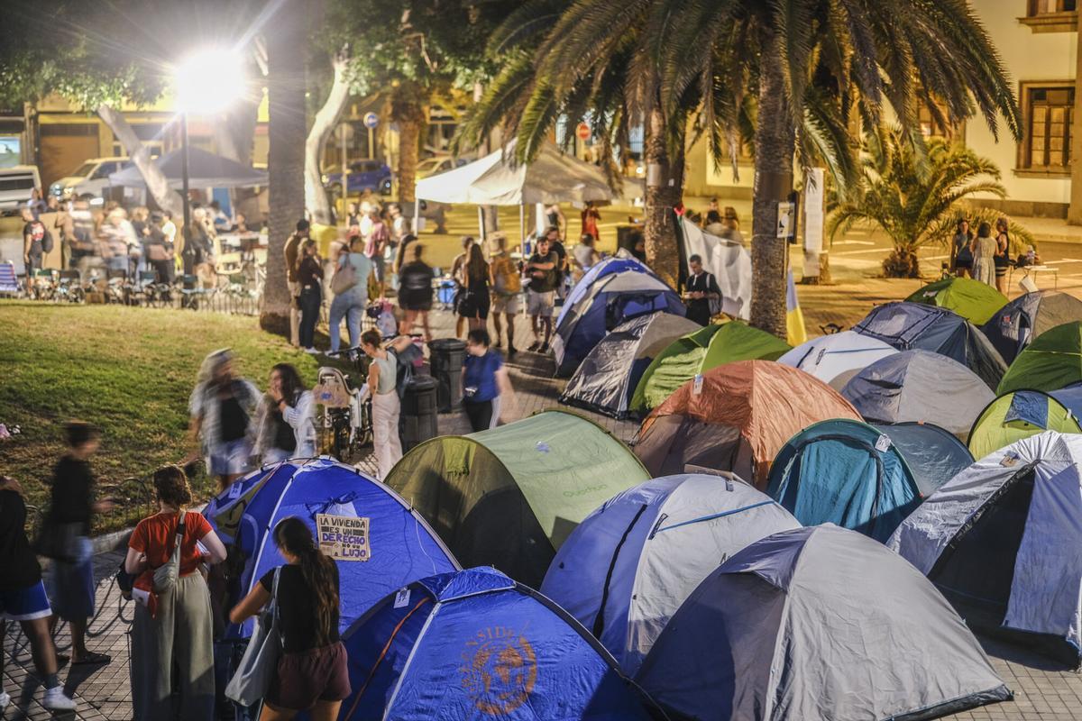Conciertos en el segundo día de la acampada por la vivienda en la Plaza de La Feria, en Las Palmas de Gran Canaria