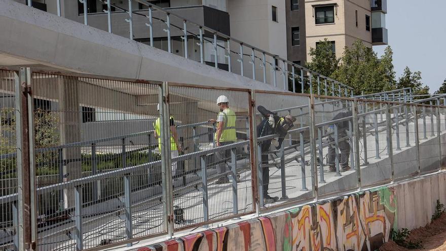 e mes en Elche de la pasarela sobre las vías solucionará el riesgo del cruce indebido