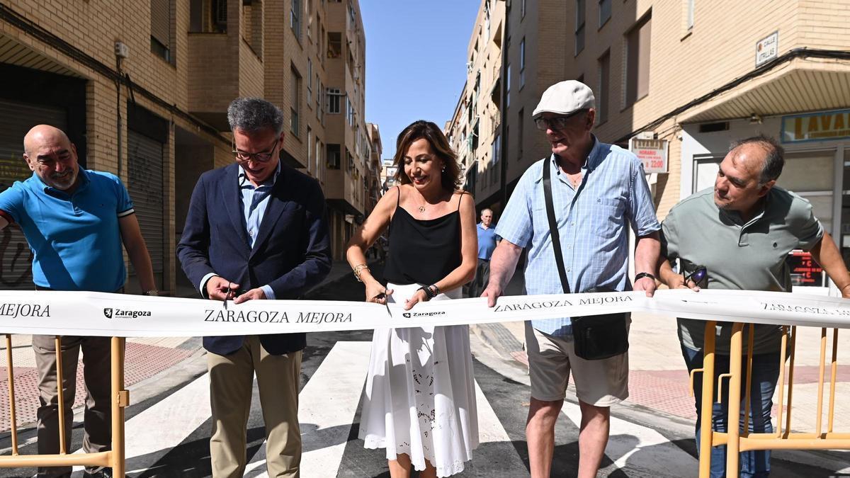 Natalia Chueca corta la cinta de la nueva calle.