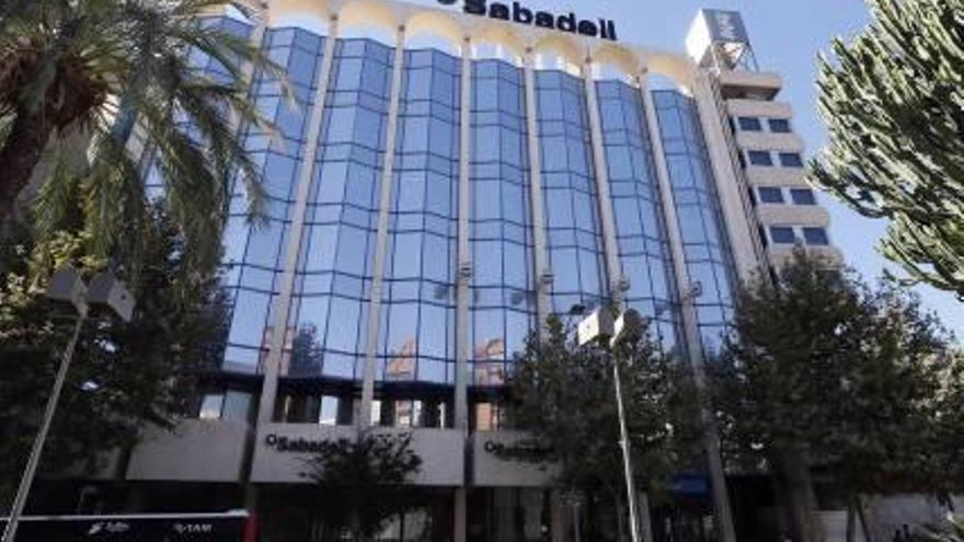 El edificio que ejerce las funciones de domicilio social del Sabadell y Solvia en Alicante.