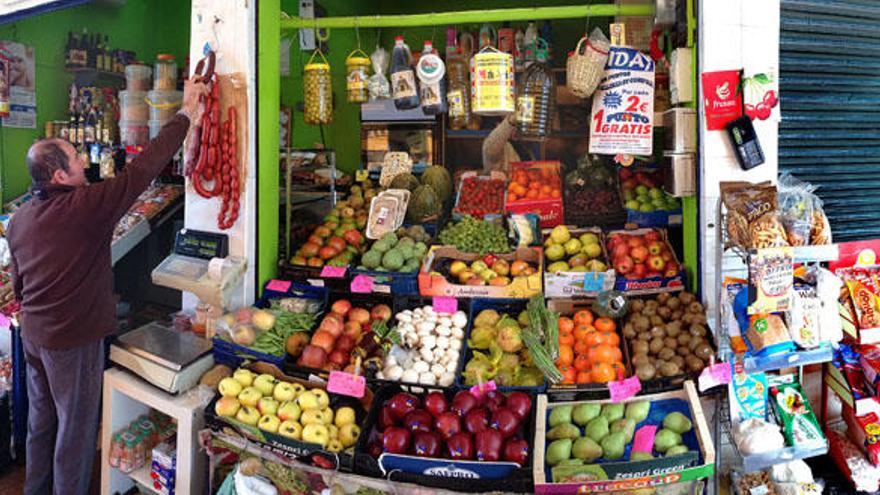 Imagen de un puesto de frutas en el mercado de Churriana.