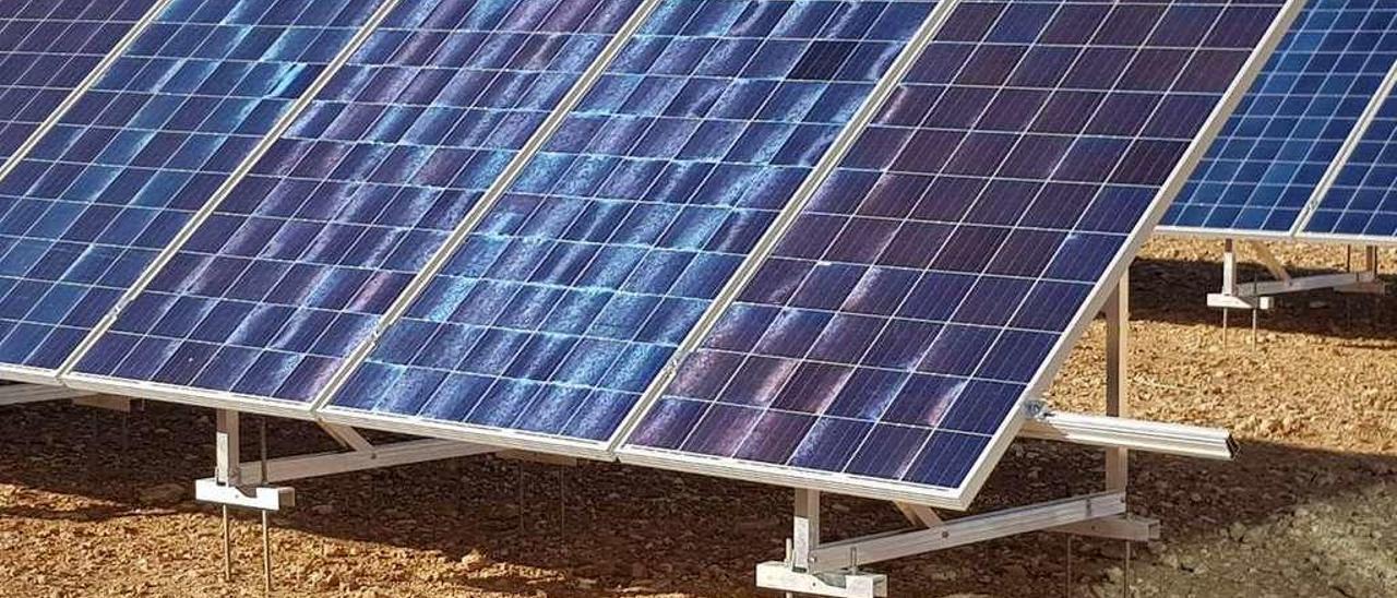 Paneles solares anclados al terreno con la técnica que ha desarrollado la empresa avilesina.