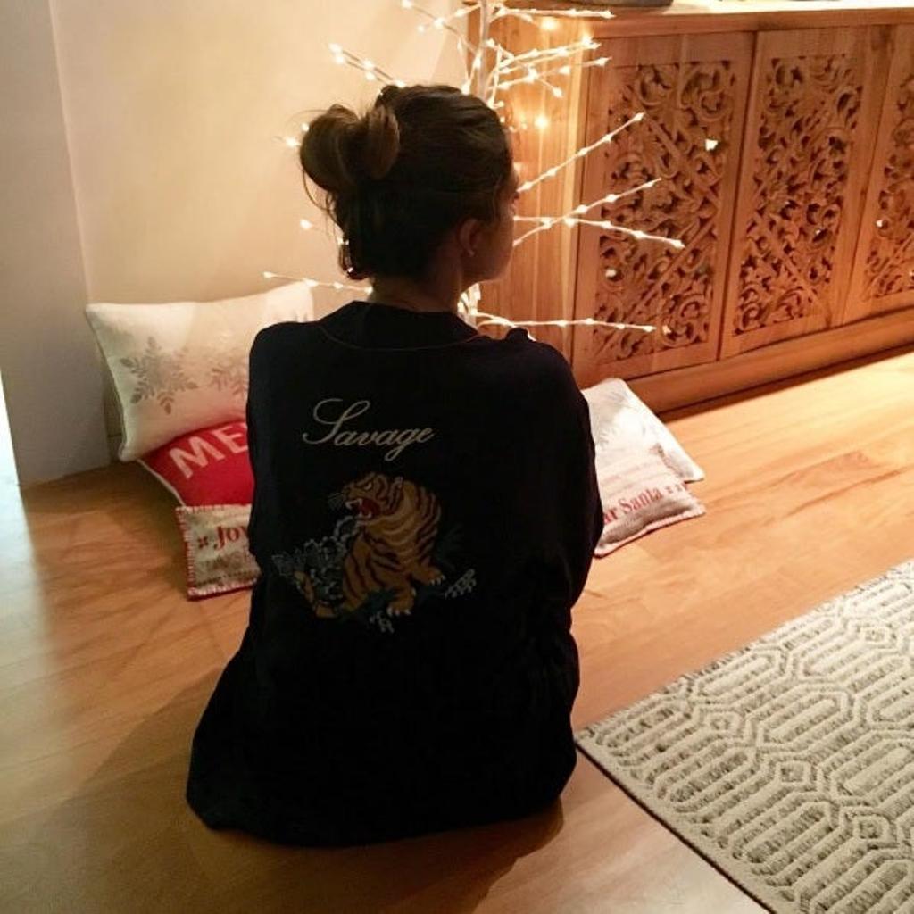 Sara Carbonero en casa con bata y moño