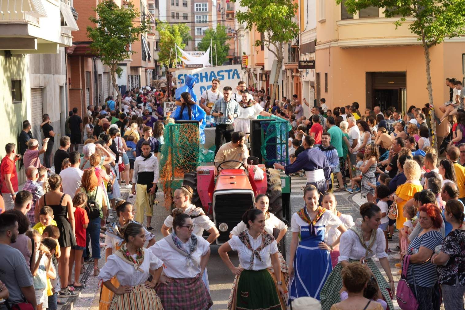 El Grau da inicio a las fiestas de Sant Pere con pólvora, bous y música