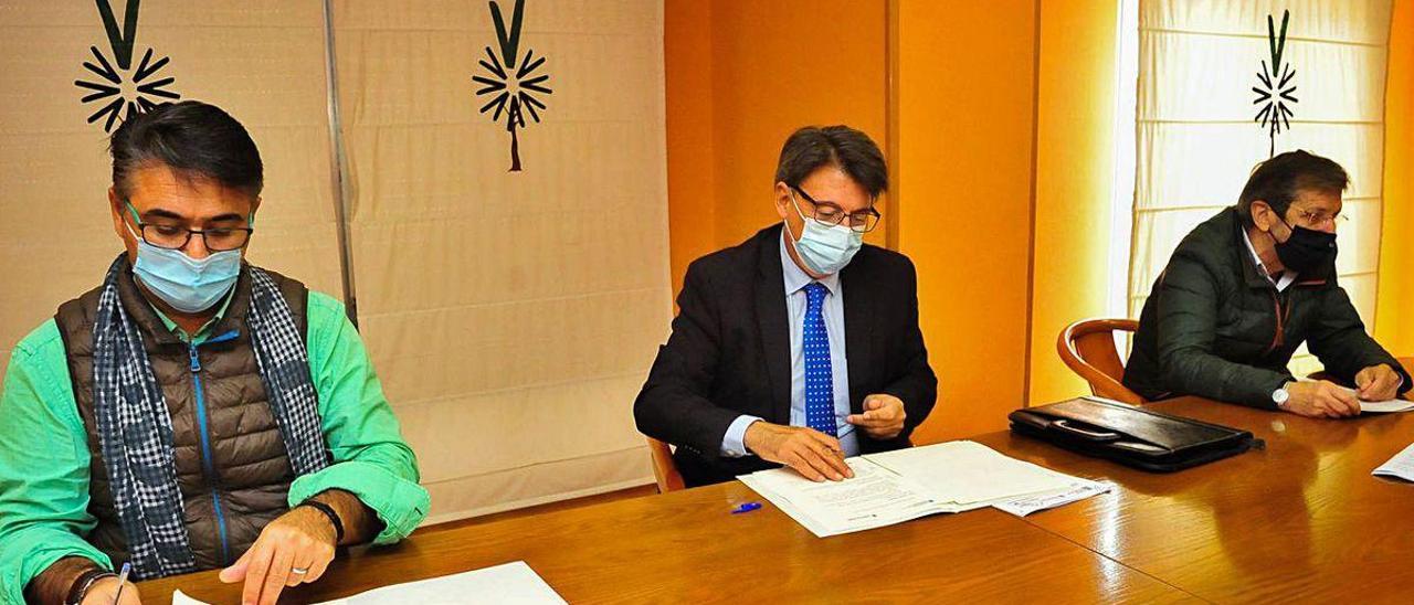 Juan José Martín, director xeral de Xustiza, y la FGCN renovaron ayer el convenio de colaboración.