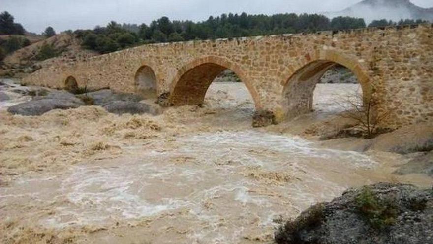 Rescatadas las dos personas refugiadas en un árbol en el río Bregantes