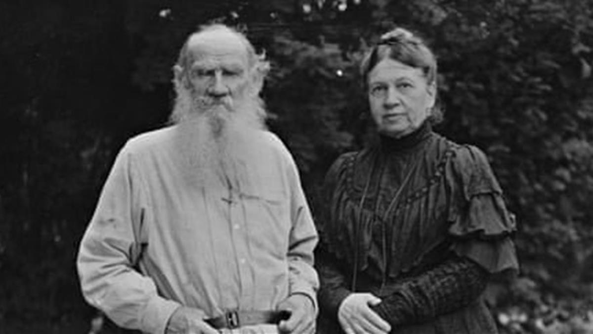Lev Tolstoi y su esposa  Sofia Behrs  en su jardin cerca de 1906