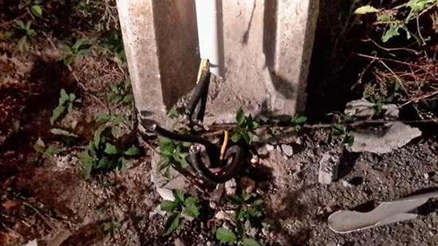 Daños causados en una farola del alumbrado público. // Policía Local