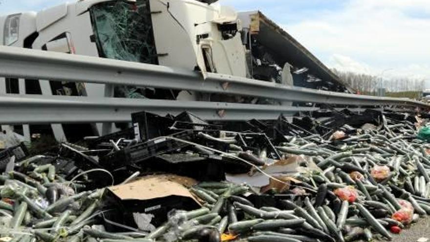 Un camió bolca i talla l&#039;autopista a l&#039;alçada d&#039;Aiguaviva