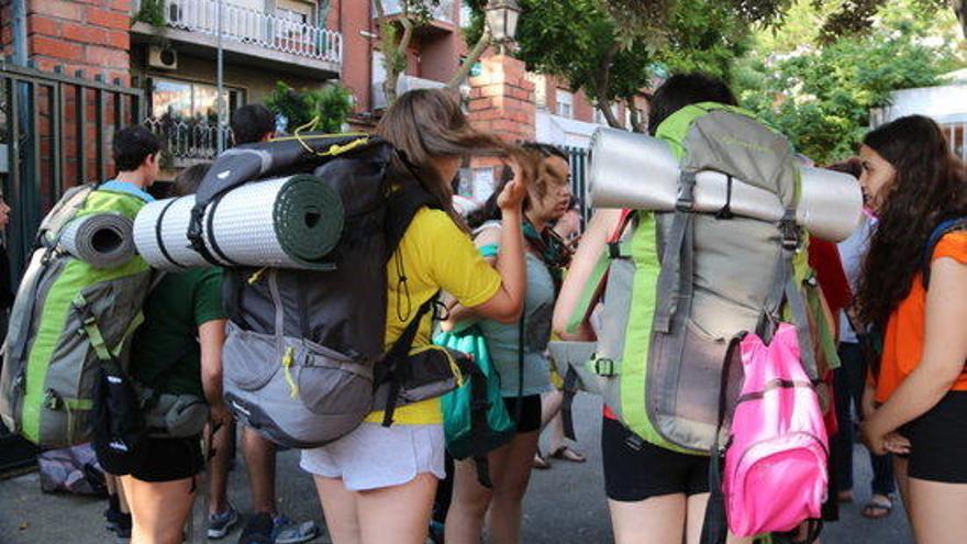 Grup de joves a punt de marxar de colònies.