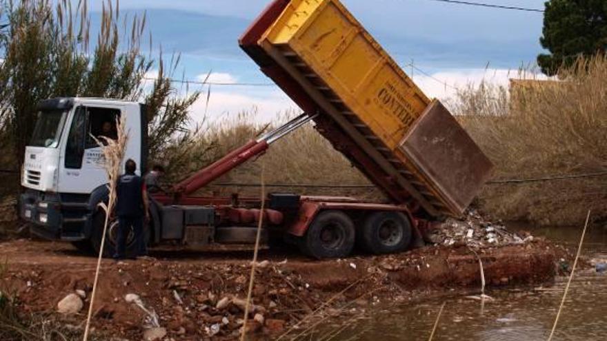 Compromís denuncia el uso de residuos en la obra de la pasarela del Clot