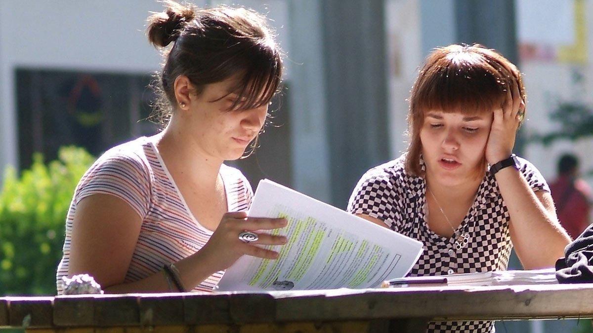 Dos estudiantes, en el campus de la Universitat Autònoma de Barcelona (UAB).