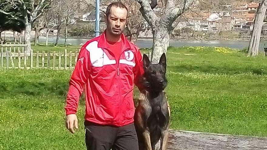 Francisco Sousa, ayer en Samertolaméu, con uno de los perros de la empresa &quot;Meiga Cans&quot;. // S.A.