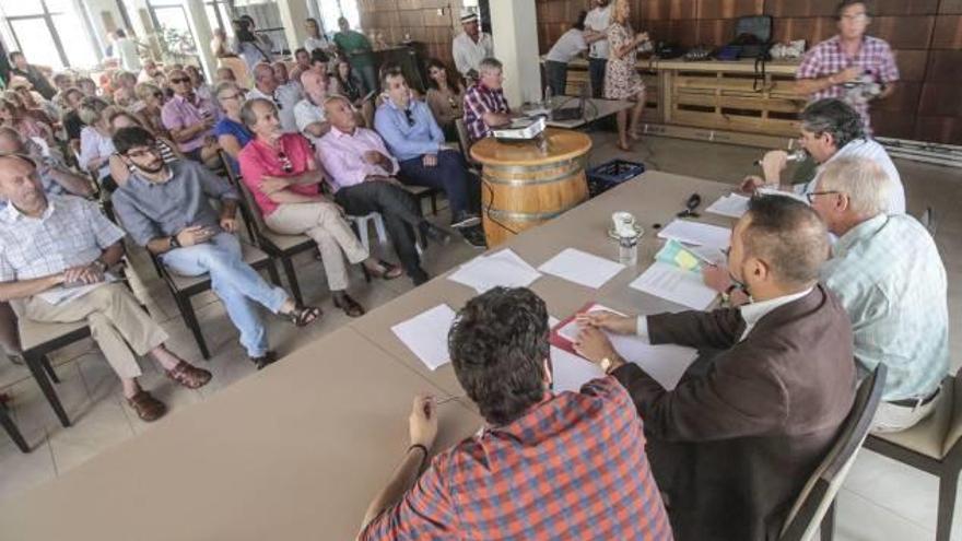 Imagen de la reunión organizada ayer por los colectivos vecinales y ecologistas.