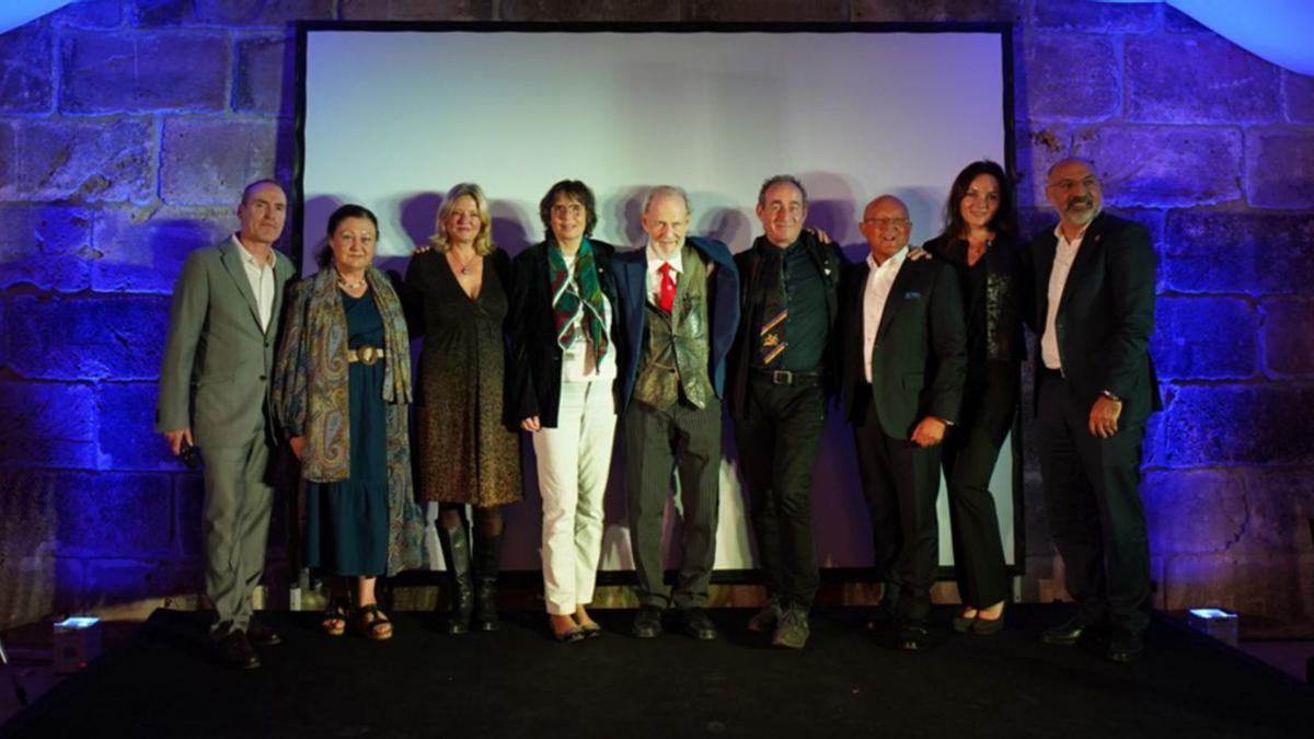 Los premiados, con el director de Mallorca Zeitung, Mae de la Concha y Andreu Serra.