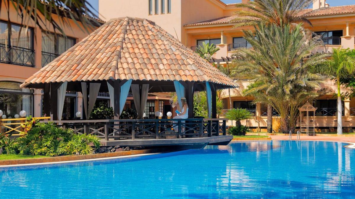 Una vista diurna de las espectacular piscina del Secrets Bahía Real Resort &amp; Spa donde relajarse y disfrutar.