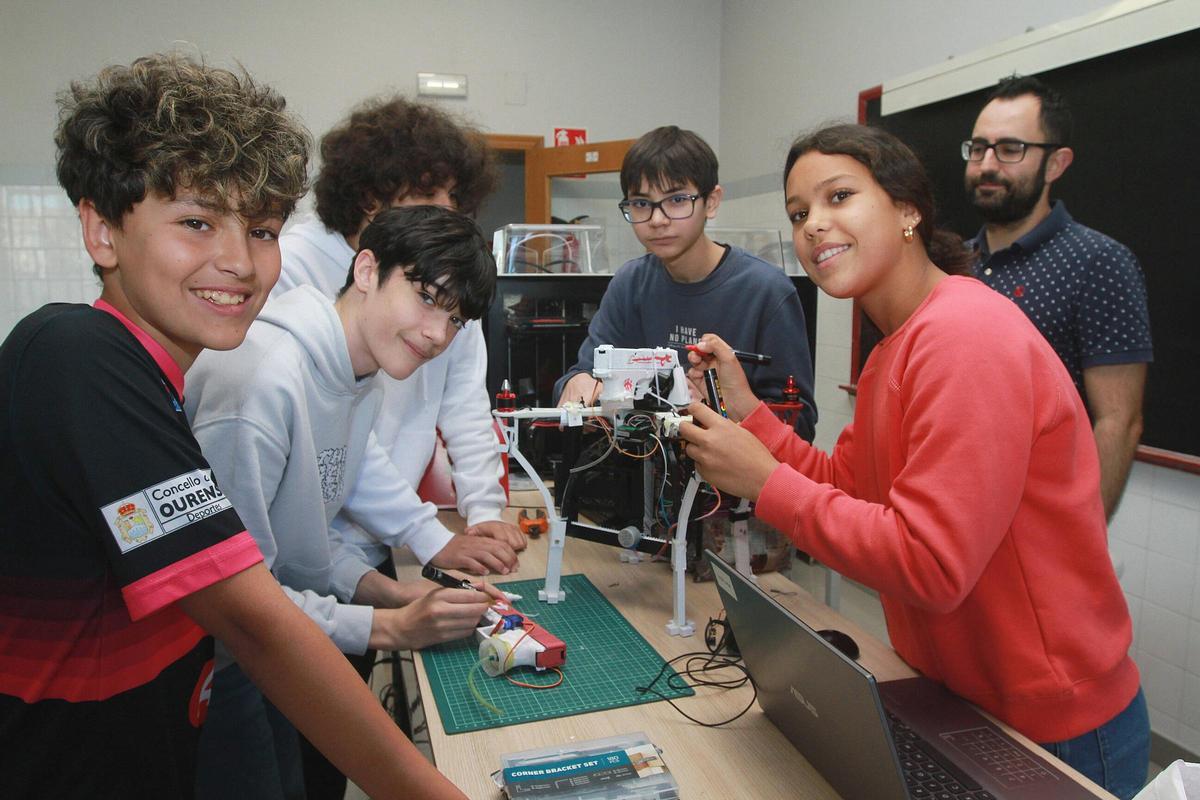 Equipo del Colegio Maria Auxiliadora de Ourense, con alumnos y alumnas que competirán en el concurso Maker Drone.