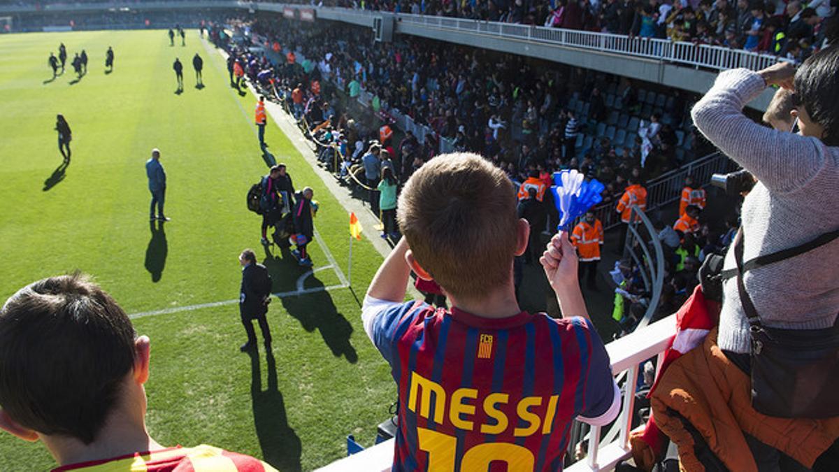 Un niño con una camiseta de Messi, durante el entrenamiento de puertas abiertas en el Miniestadi