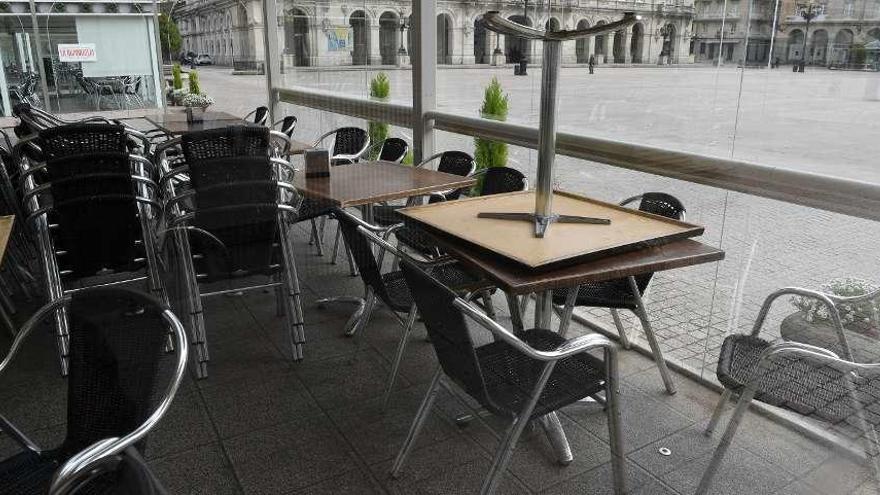 Una terraza de María Pita vacía el 14 de marzo, día que se decretó el estado de alarma.