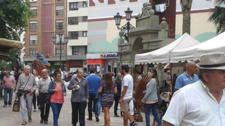 Los puestos de la asociación en la calle Picasso.