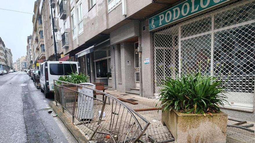 Un accidente de tráfico daña mobiliario urbano en Lalín
