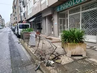 Un accidente de tráfico daña mobiliario urbano en Lalín