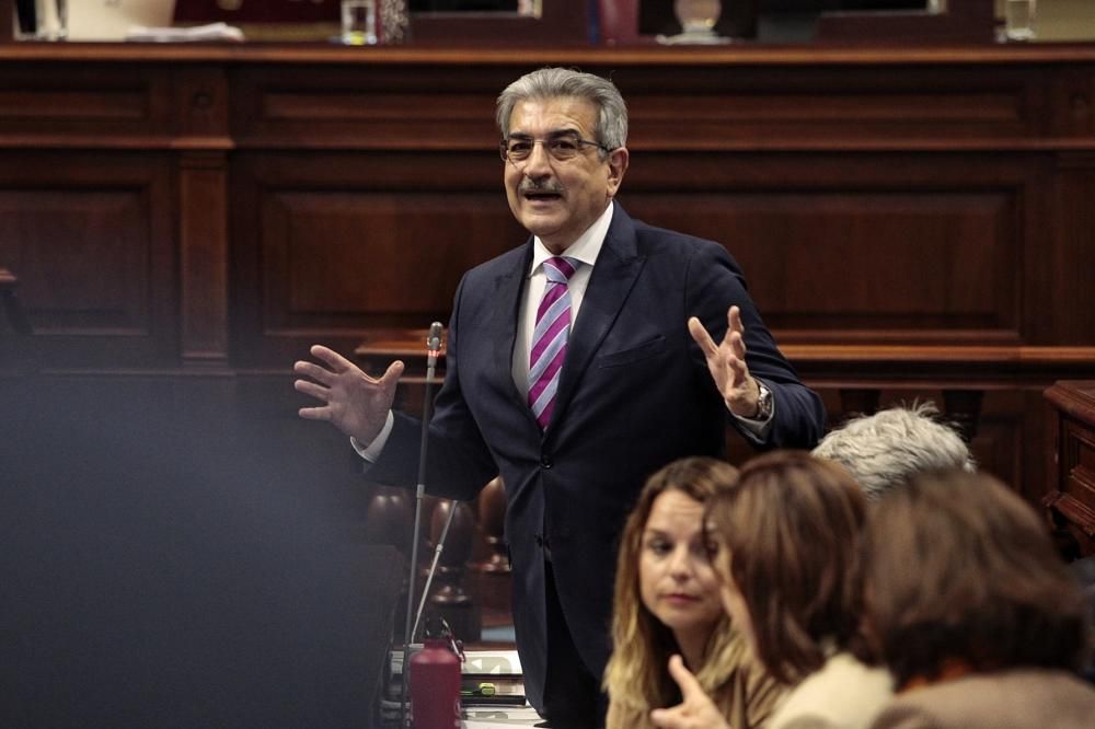 Pleno en el Parlamento de Canarias.