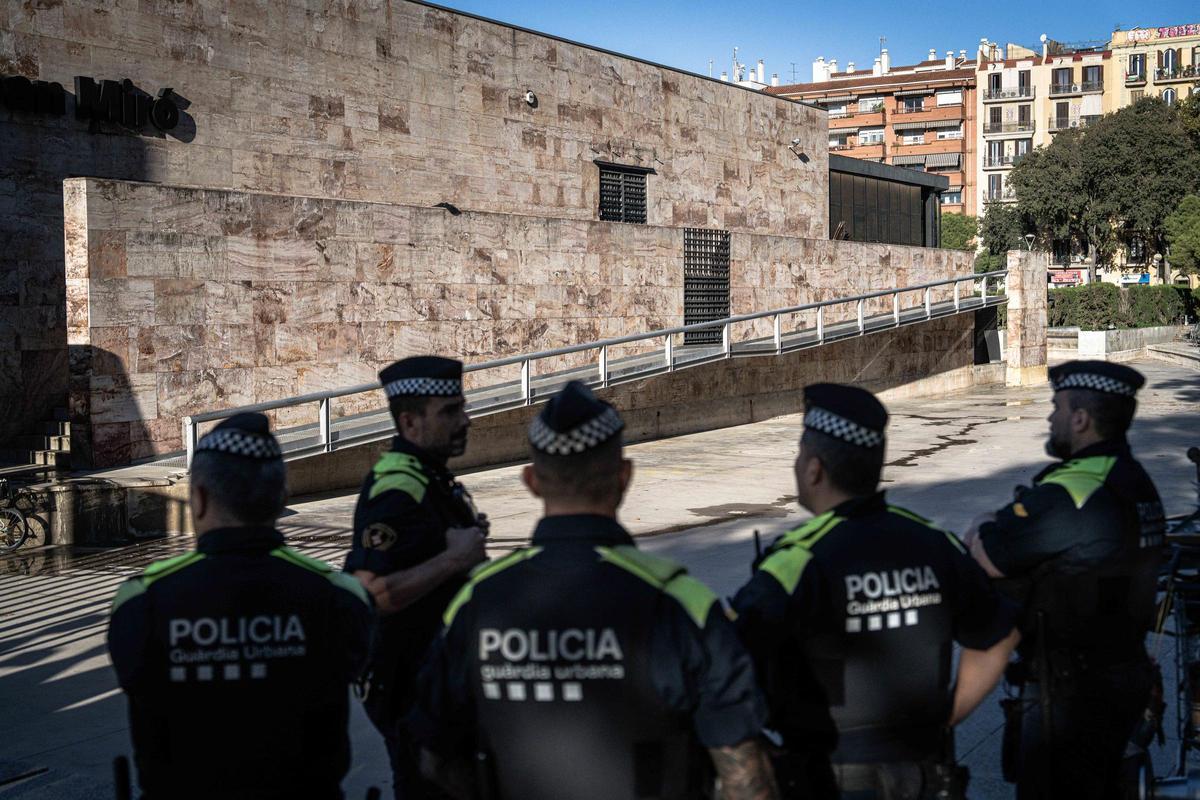 Barcelona desaloja a una treintena de personas sin hogar del parque Joan Miró