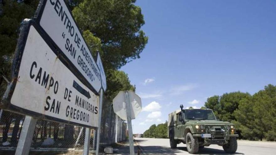 Un vehículo militar abandona el campo de maniobras de San Gregorio. / javier cebollada / efe