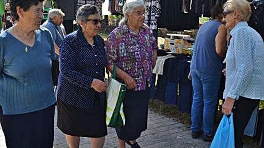 Un grupo de mujeres aprovecha el mercado del ferial para hacer compras.