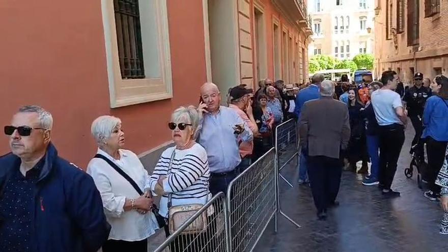 Colas en la Glorieta y hasta la plaza Belluga para despedir al alcalde de Murcia José Ballesta