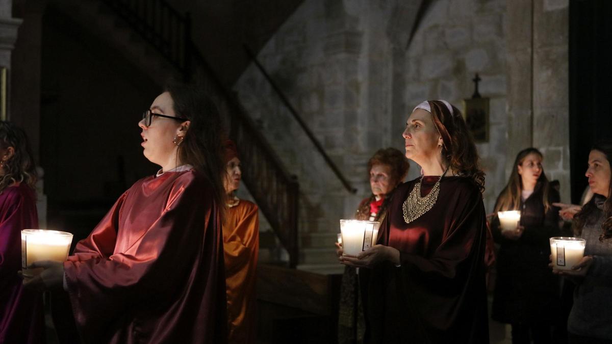 Der Einzug der Sibyllen mit Kerzen in der Kirche Sant Andreu in Santanyí bei der Probe am Montagabend.
