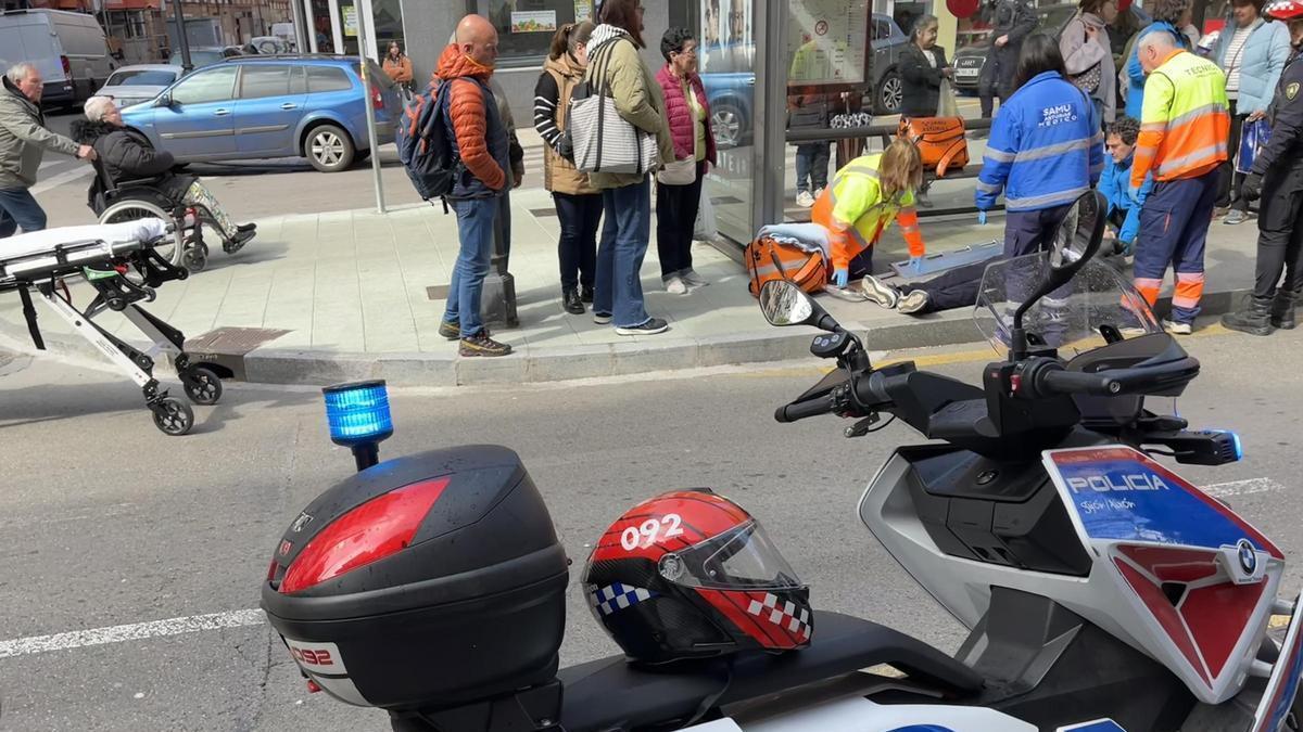 Un momento de la intervención de la policía y los sanitarios.