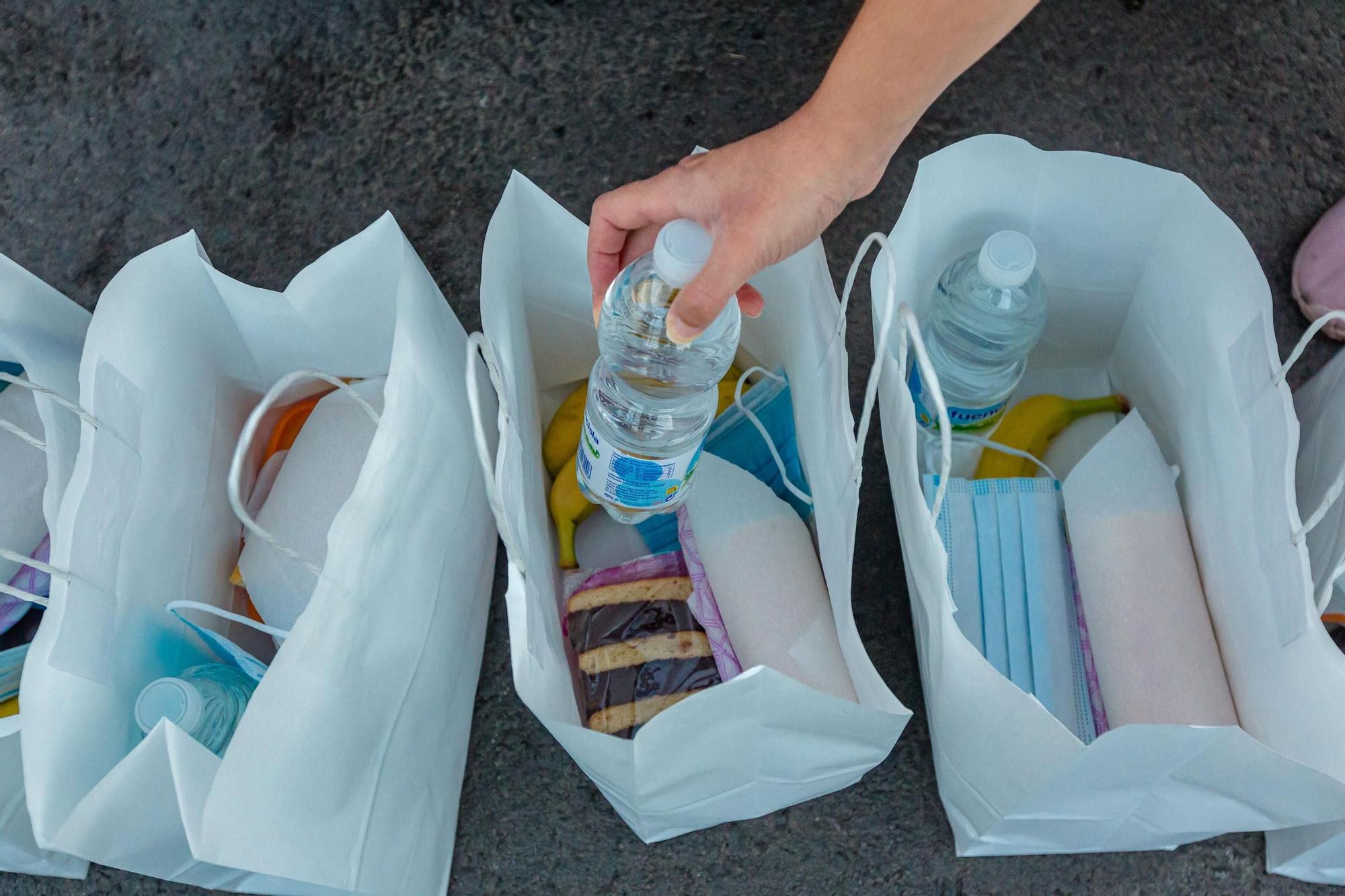 Galería: Una familia de Benidorm recorre las calles atendiendo a las personas sin techo para entregarles kits sanitarios