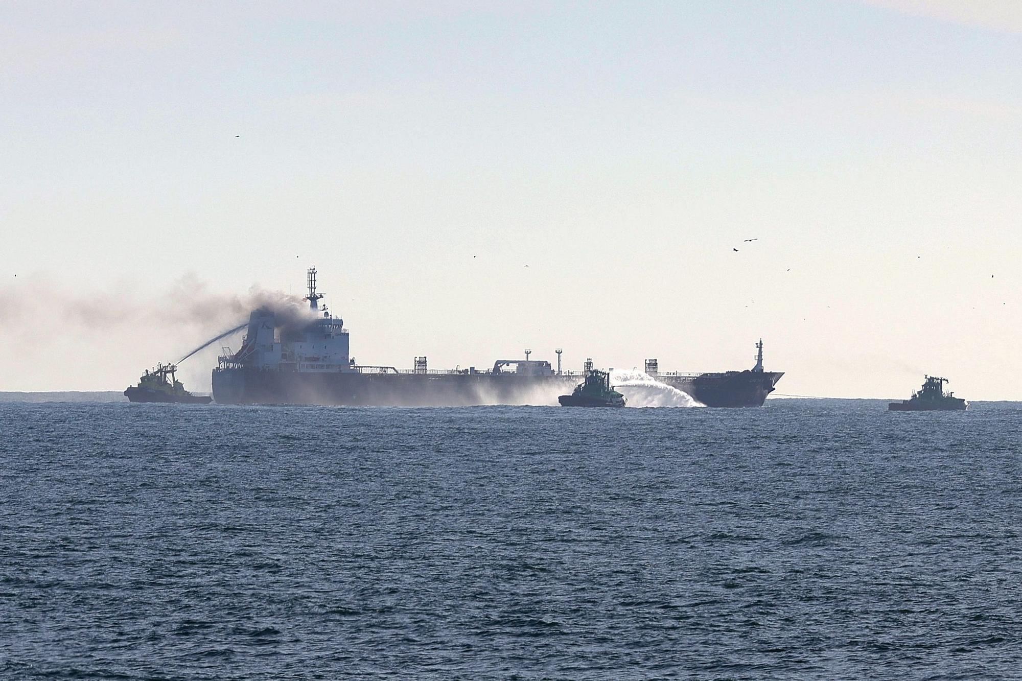 Un barco que transportaba combustible, en llamas, frente a Oporto