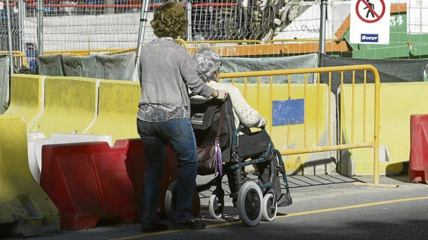 Más de la mitad de los cuidadores de personas dependientes cobran en negro