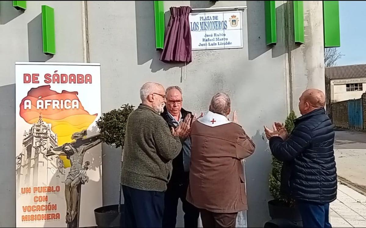 Descubrimiento de la placa de la plaza de los Misioneros de Sádaba, el pasado fin de semana.