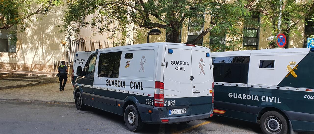 Furgones de la Guardia Civil en los juzgados de Alicante este miércoles, el día que pasaron a disposición los tres detenidos.