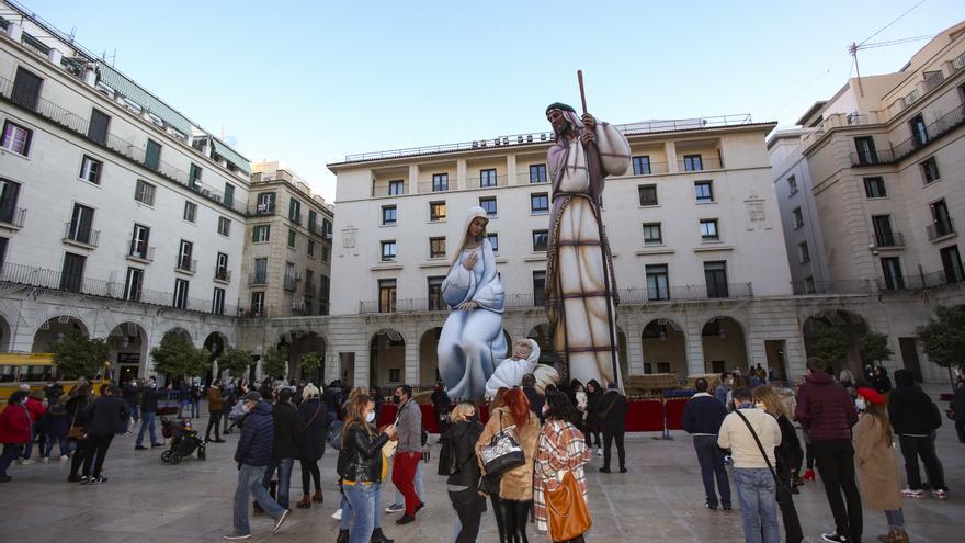 El PSOE da ideas a Barcala: el belén gigante y el árbol de Navidad en Colonia Requena y Ciudad de Asís