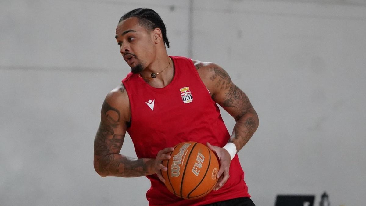 Jordan Davis, del Caesa Cartagena, durante un entrenamiento.