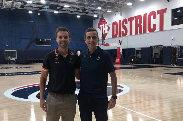 Daniel Medina (derecha) posa junto al doctor del Valencia Basket Vicente Sebastiá en el pabellón de entrenamiento de los Wizards.