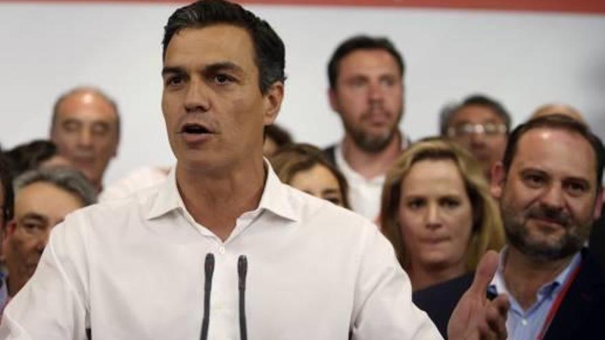 Sánchez tras cerrarse el proceso de primarias y Ábalos, a la derecha de la imagen.