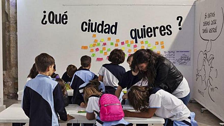 Los niños de uno de los colegios participantes dibujan sobre cómo quieren su ciudad.  Nico Rodríguez