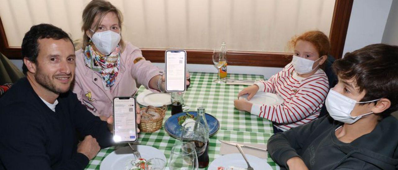 Familia con el certificado en el restaurante Da Mario.