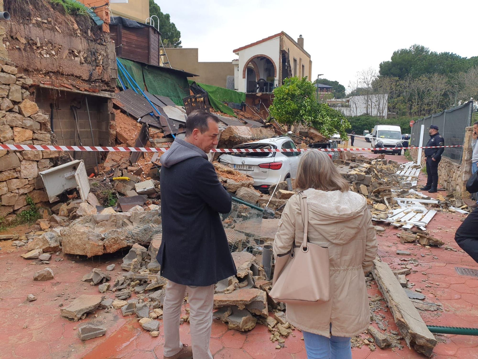 Cae el muro de una casa en la urbanización Masía de Traver de Riba-roja de Túria