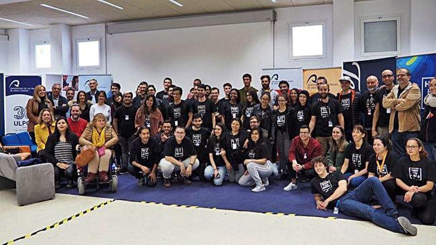 Participantes y organizadores de la séptima edición del evento de innovación social HackForGood Canarias celebrado en el Campus del Obelisco.