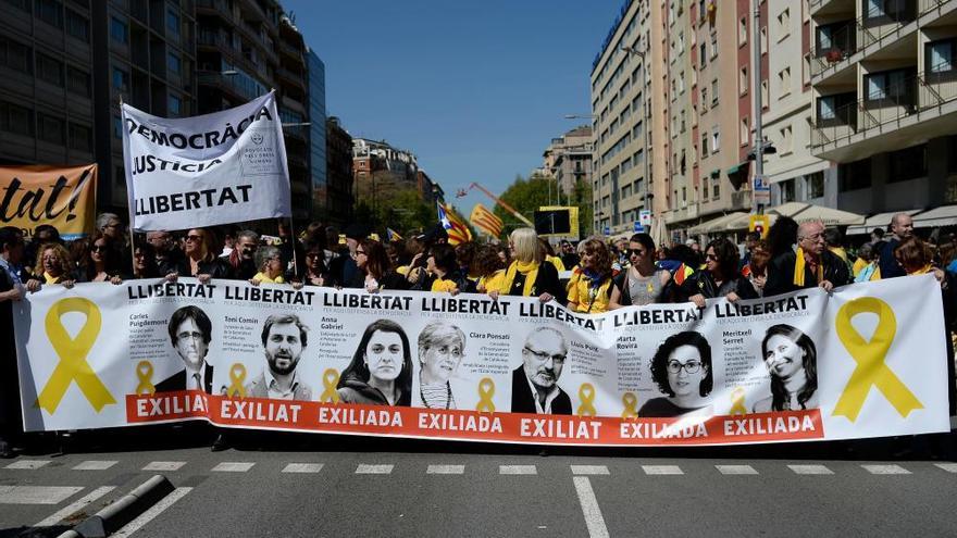 Miles de personas exigen la libertad de los presos independentistas en Barcelona