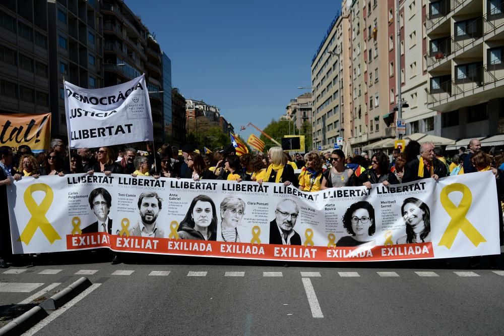 Miles de personas exigen la libertad de los presos independentistas en Barcelona