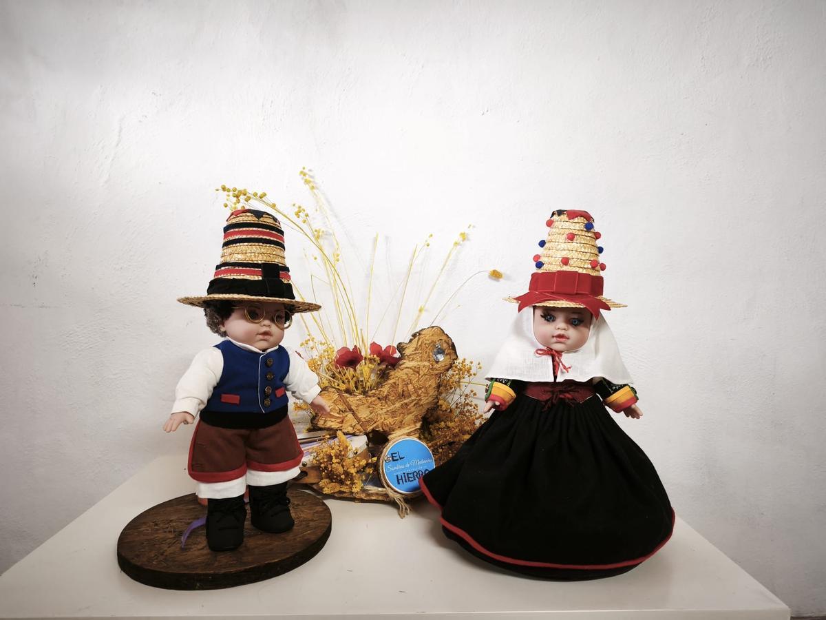 Customizan muñecas con los trajes típicos de las islas Canarias